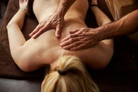 Hot Stone Massage: Benefits and Warns 2025